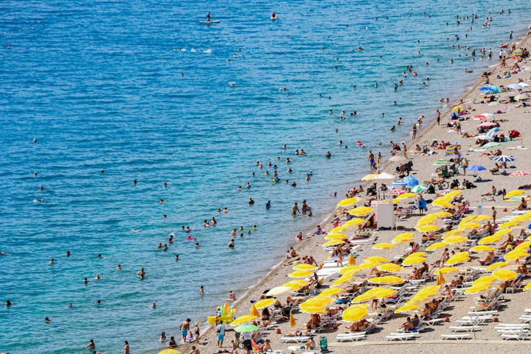 Denize giren terleyerek çıkıyor! O ilde deniz suyu 28 dereceye kadar çıktı, yerli ve yabancı turistler oraya akın ediyor 12